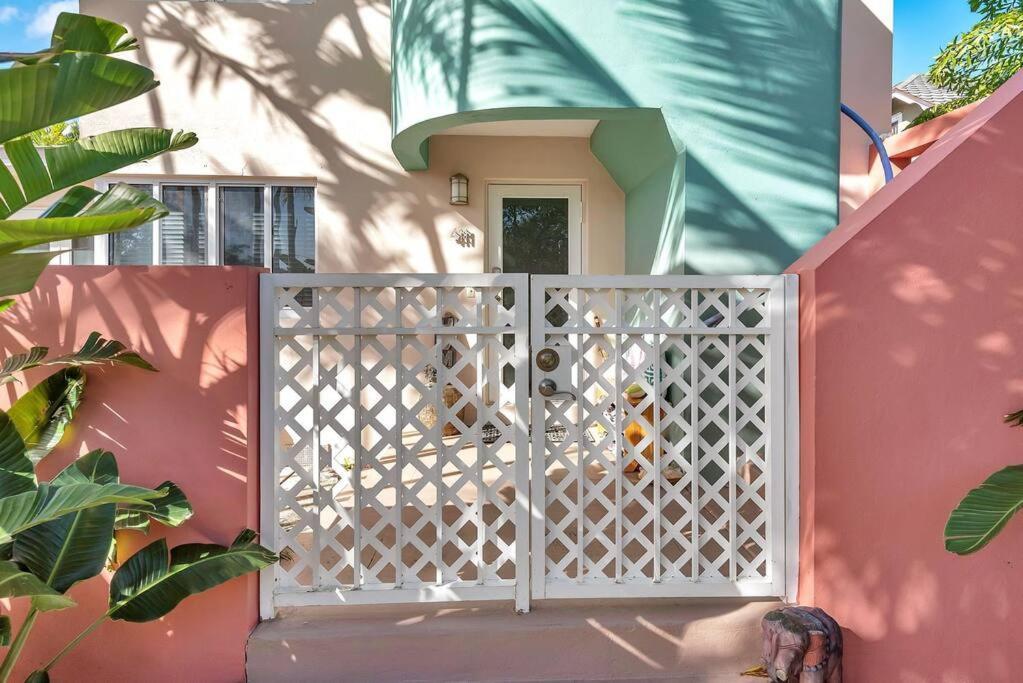 Art Deco Apt W Pool One Mile To Beach Pets Welcome Лейк-Ворт Екстер'єр фото